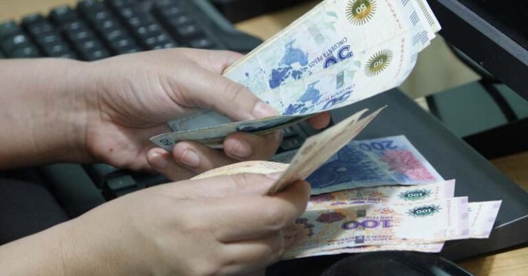 tarjetas y efectivo en comercio argentino