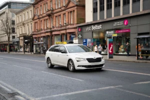 taxi moderno en ciudad costera turistica