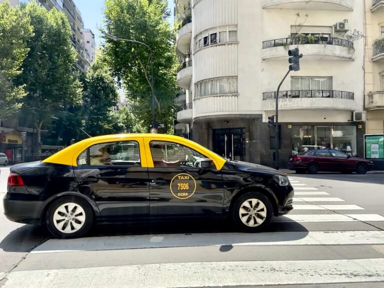 taxi y coche compartido en ciudad argentina