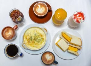 tazas de cafe con tostadas variadas brillantes