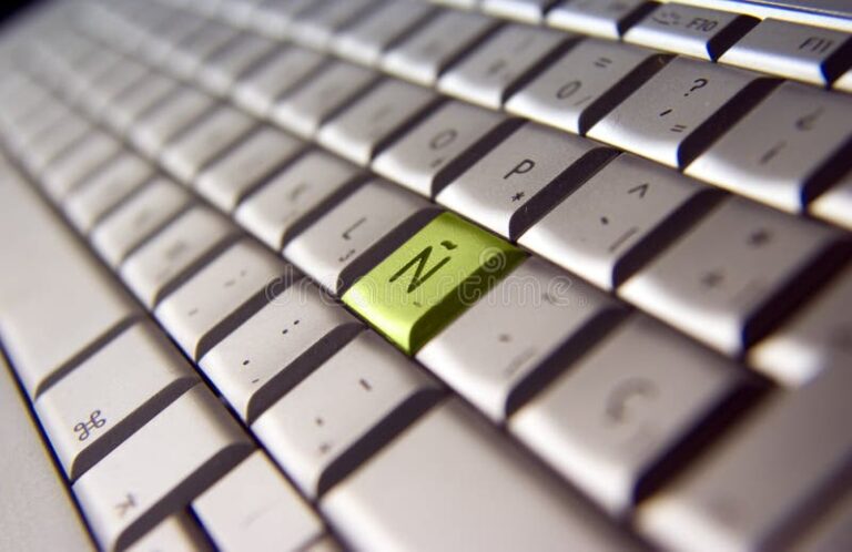 Cómo se pone la letra ñ en un teclado de computadora 8 teclado computadora tecla n destacada close up