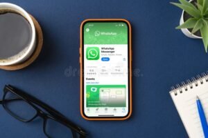 telefono con pantalla whatsapp y graficos negocio