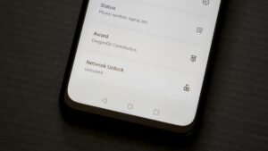telefono movil con mensaje bloqueado visible