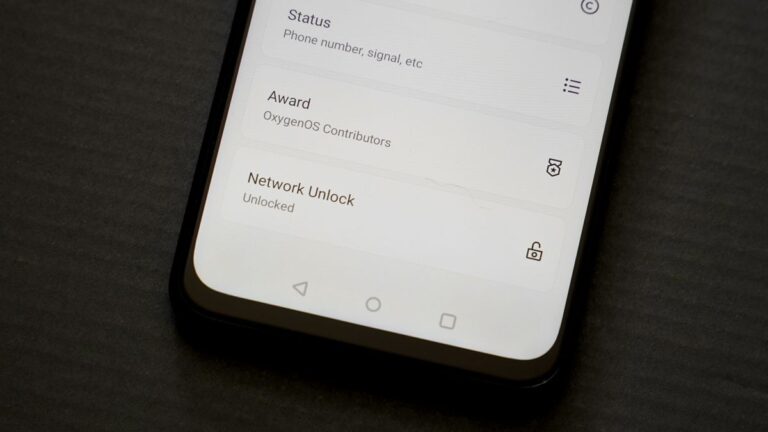 telefono movil con mensaje bloqueado visible
