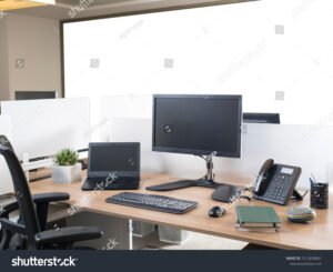 telefono y ordenador en escritorio moderno