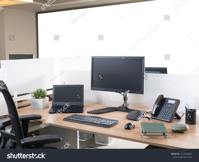 telefono y ordenador en escritorio moderno