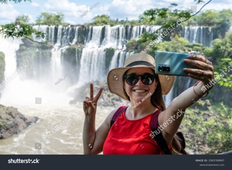 turistas felices en cataratas del iguazu