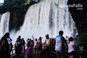 turistas frente a cataratas del iguazu brasil