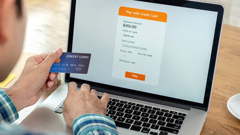 usuario haciendo pago seguro en computadora