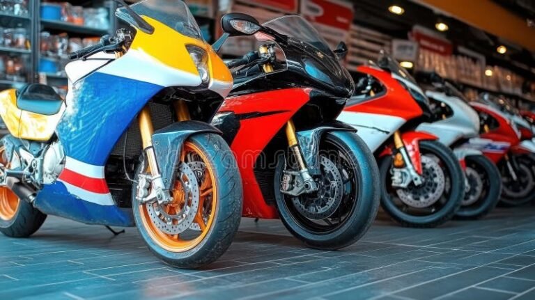 Cómo Comparar Motos Para Comprar Desde Casa Fácilmente 2 varias motos estacionadas en exhibicion moderna