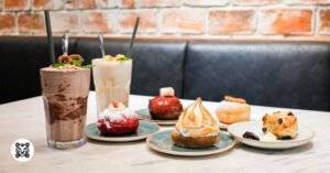 variedad de bebidas y postres en cafeteria