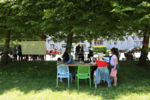 vecinos compartiendo en espacio comunitario verde