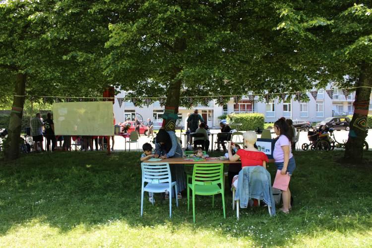 Cómo Hacer Comunidad en Coto y Aprovechar sus Beneficios 2 vecinos compartiendo en espacio comunitario verde