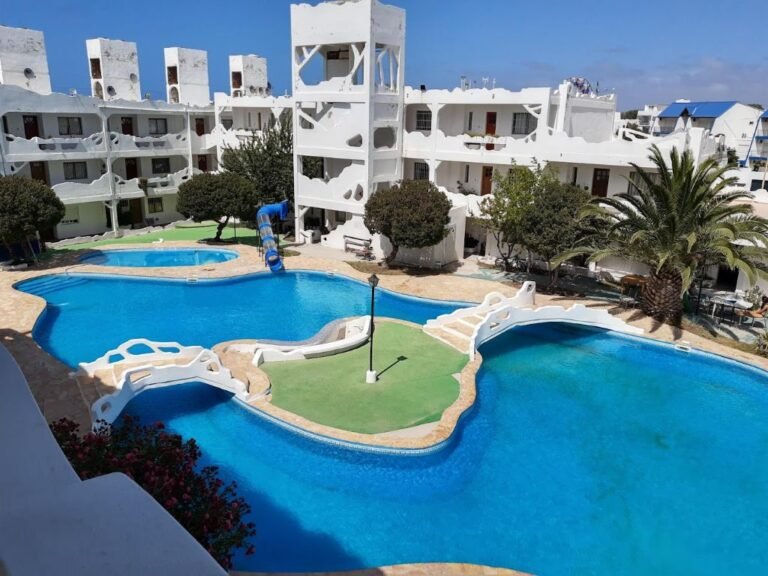 vista panoramica de alojamientos en casa blanca las grutas